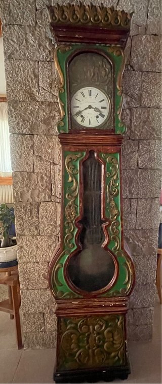 Reloj de pie antiguo decorado