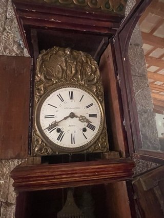 Reloj de pie antiguo decorado