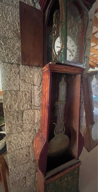 Reloj de pie antiguo decorado