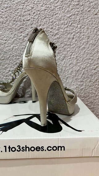 Tacones plateados con pedrería