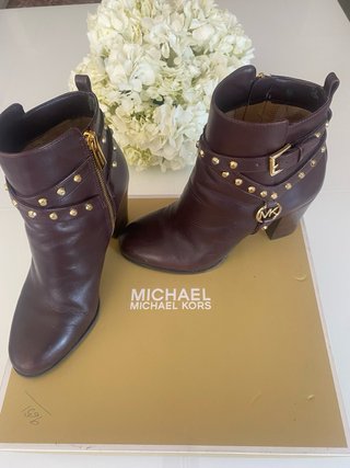 Botines Michael Kors Piel Granate con Tachuelas Do