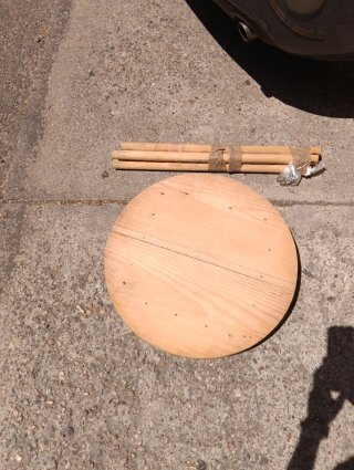 Mesa redonda de madera