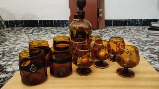 Juego de copas de licor y botella
