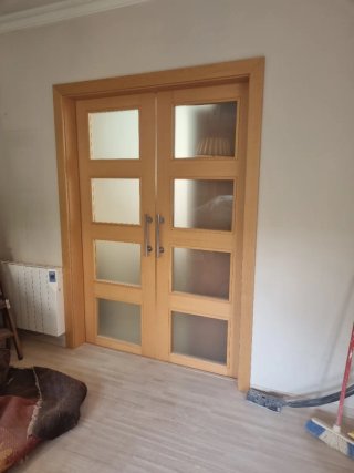 Puerta corredera con casonetos metálicos