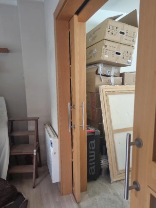 Puerta corredera con casonetos metálicos