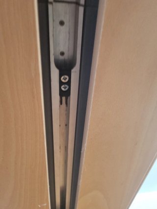 Puerta corredera con casonetos metálicos