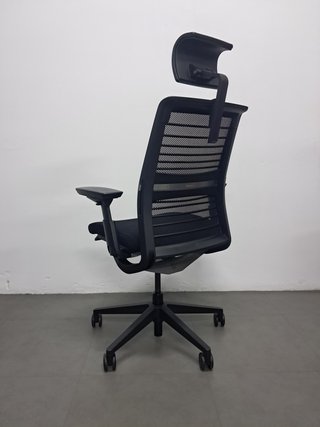 Sedia da ufficio ergonomica THINK v2 con poggiatesta professionale
