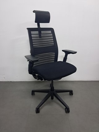 Sedia da ufficio ergonomica THINK v2 con poggiatesta professionale