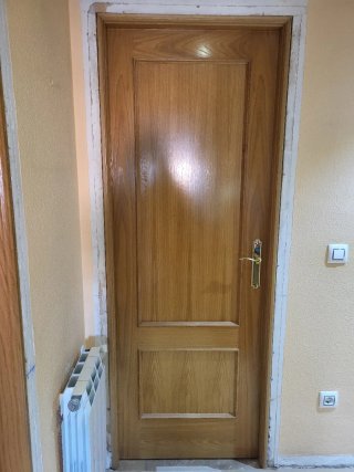 Puerta de roble hoja 62 con jambas y picaporte