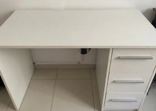 Escritorio blanco con cajones