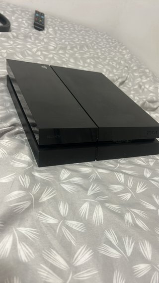 PS4 (PlayStation 4) Negra + Mando y Auriculares