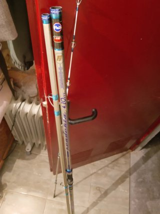 Carrete de pesca y caña de pesca buena marca