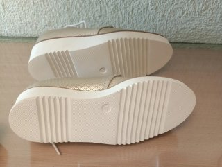 Zapatos dorados con cordones