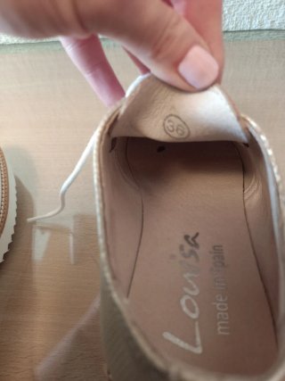 Zapatos dorados con cordones
