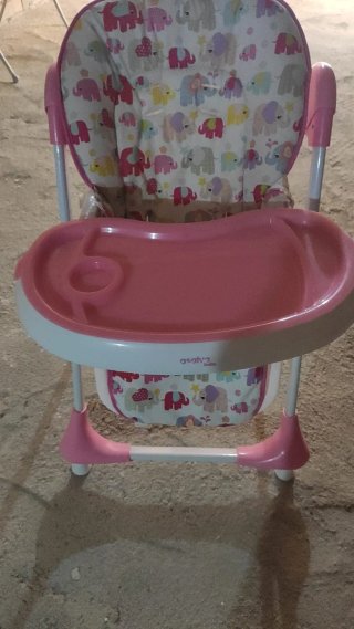 Trona rosa para bebé con estampado de elefantes