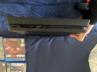 PS4 (PlayStation 4) con juegos y mandos