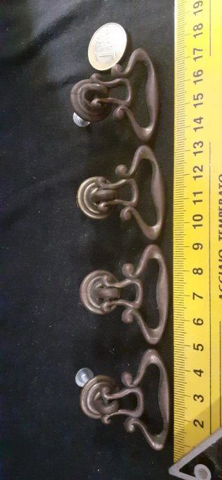 4 Tiradores antiguos de bronce macizo.