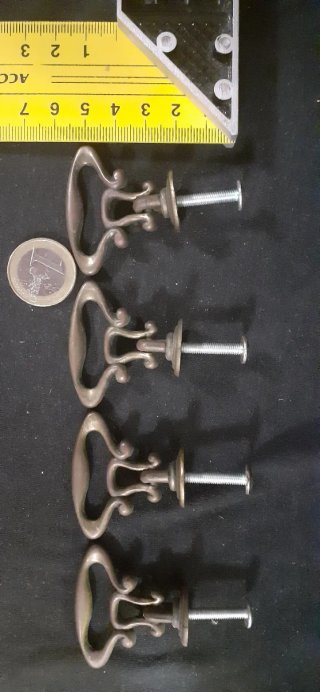 4 Tiradores antiguos de bronce macizo.
