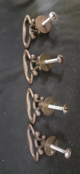 4 Tiradores antiguos de bronce macizo.