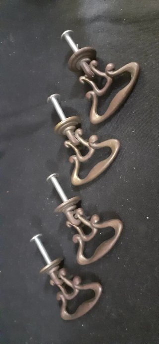 4 Tiradores antiguos de bronce macizo.