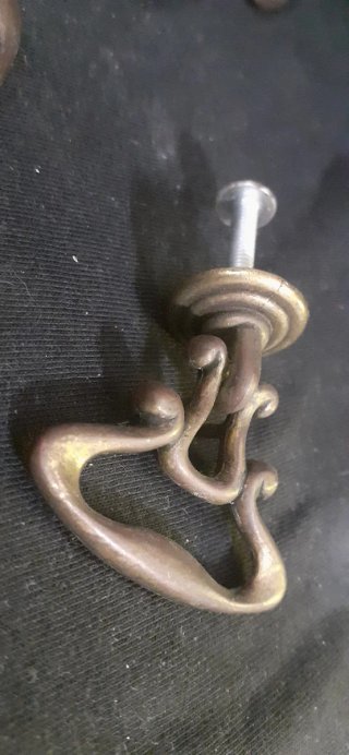 4 Tiradores antiguos de bronce macizo.