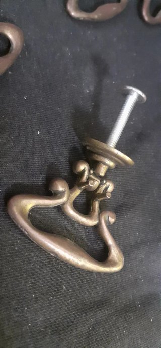 4 Tiradores antiguos de bronce macizo.