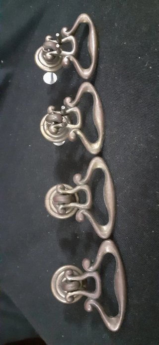 4 Tiradores antiguos de bronce macizo.