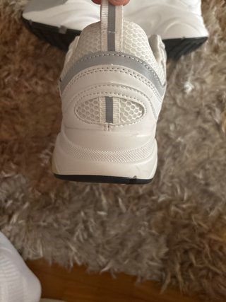Zapatillas deportivas blancas y grises