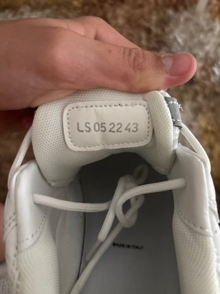 Zapatillas deportivas blancas y grises
