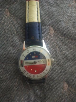 Reloj Tommy Hilfiger Azul y Rojo