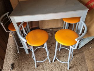 Mesa de cocina gris y naranja
