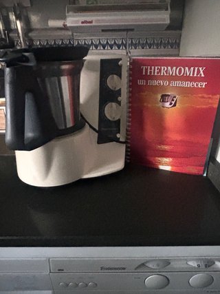 Thermomix TM21 con libro y accesorios.
