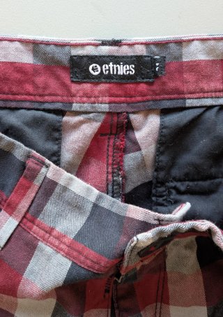 Bermuda Etnies cuadros rojo y gris