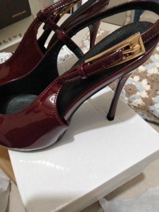Zapatos de tacón slingback burdeos de aguja fina