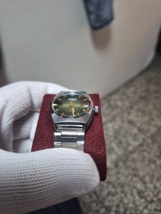 Reloj Adur Verde y Plateado cristal facetado.