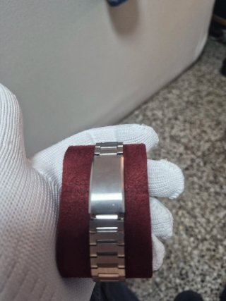 Reloj Adur Verde y Plateado cristal facetado.