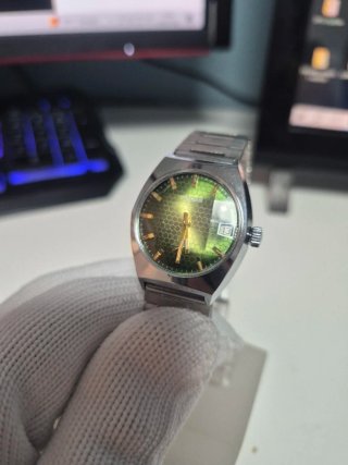 Reloj Adur Verde y Plateado cristal facetado.