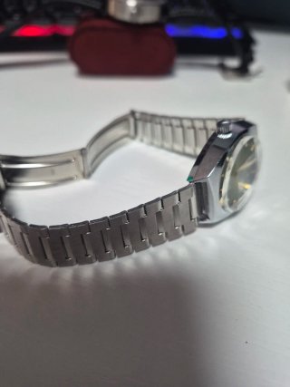 Reloj Adur Verde y Plateado cristal facetado.