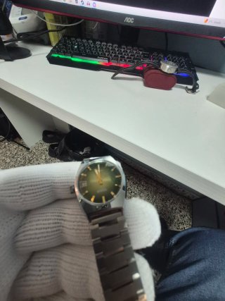 Reloj Adur Verde y Plateado cristal facetado.