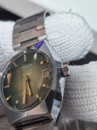 Reloj Adur Verde y Plateado cristal facetado.
