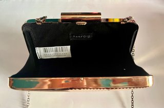 Bolso de mano dorado y multicolor