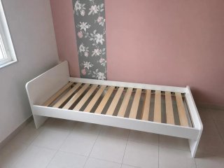 Cama individual blanca con somier