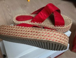 Chanclas rojas cruzadas