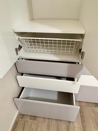 Armario y cómoda estantería bebé