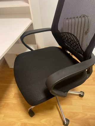 Escritorio blanco con silla negra