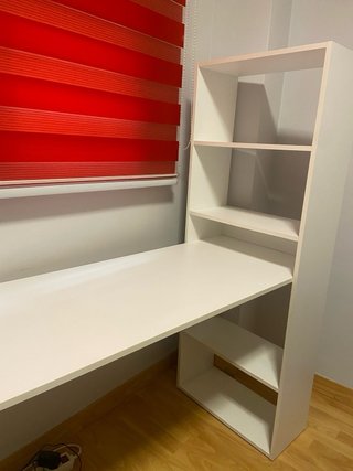 Escritorio blanco con silla negra