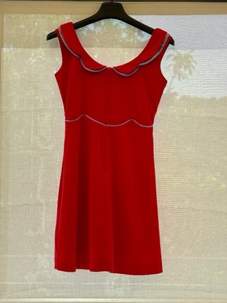 Vestido rojo Diksi con cuello con ribete y bordado