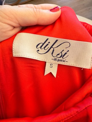 Vestido rojo Diksi con cuello con ribete y bordado