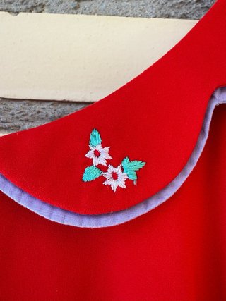 Vestido rojo Diksi con cuello con ribete y bordado