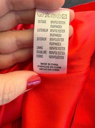 Vestido rojo Diksi con cuello con ribete y bordado